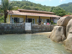 Casa no Sul de Florianópolis com 4 quartos (2 suites) frente ao mar!